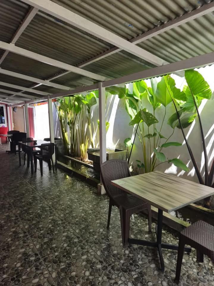 Baronda Guest House Sorong Buitenkant foto