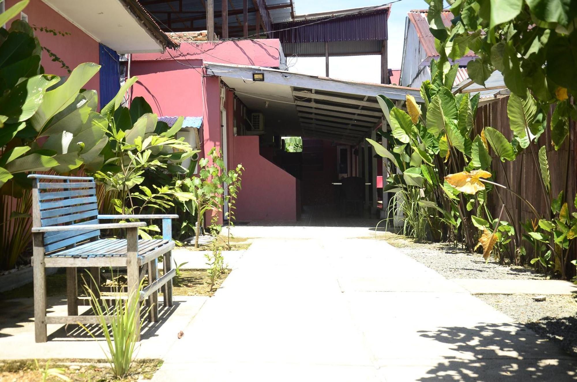 Baronda Guest House Sorong Buitenkant foto