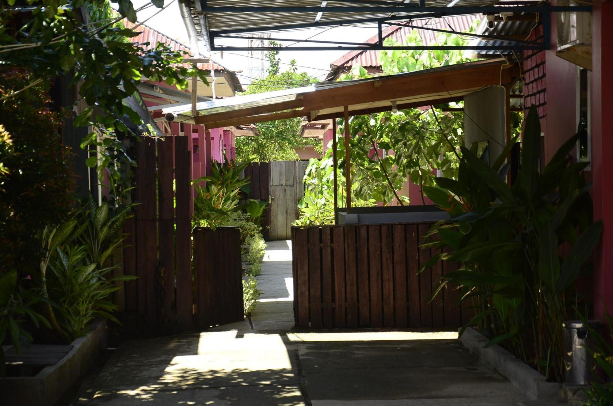 Baronda Guest House Sorong Buitenkant foto